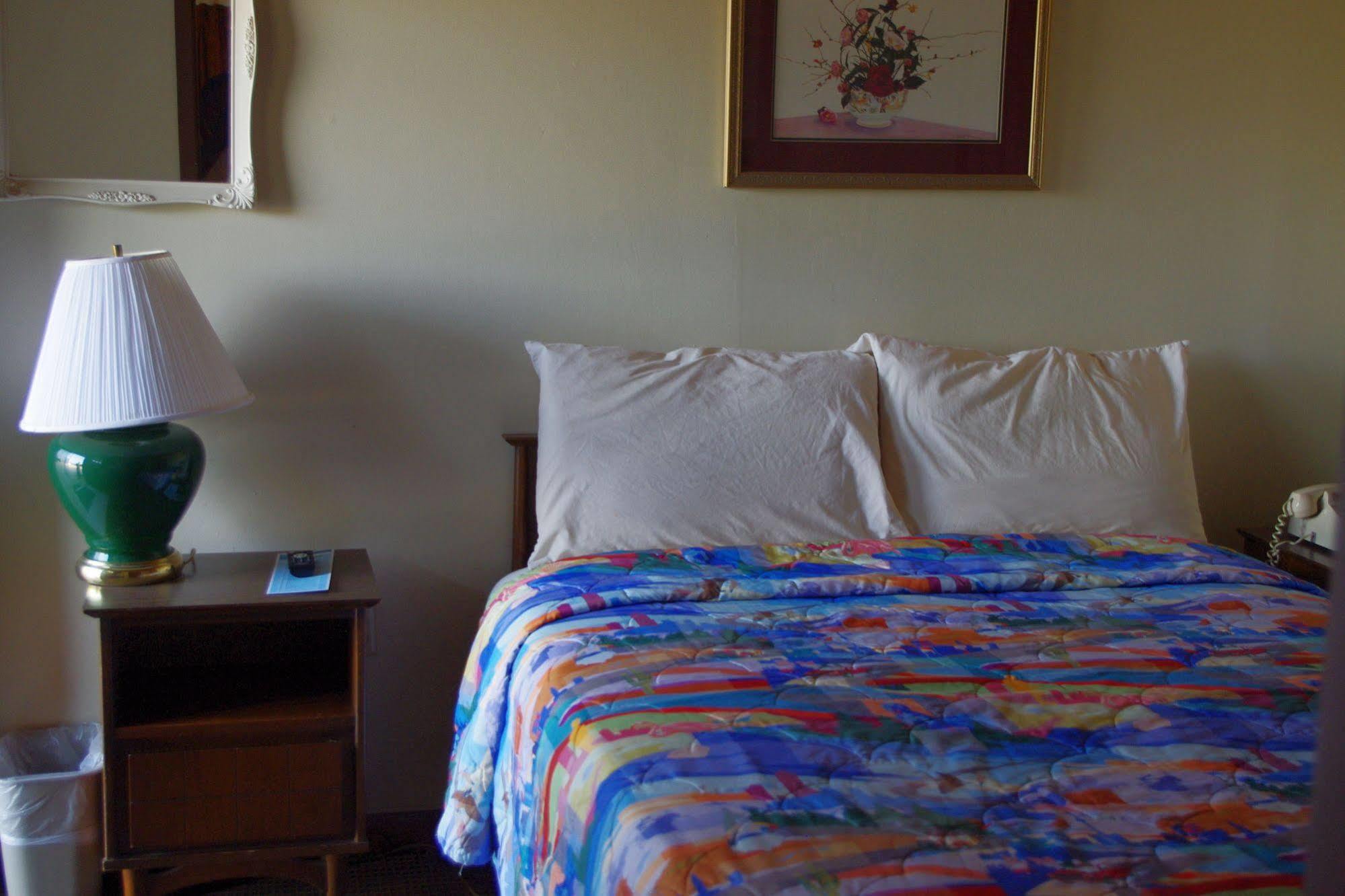 Love Hotels Western Holiday By Oyo At Harlan Lake Ne Alma Exterior foto